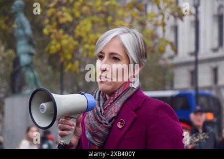 Londres, Royaume-Uni. 14 novembre 2022. La députée démocrate libérale DAISY COOPER prononce un discours. Les dirigeants de l'industrie hôtelière, les chefs cuisiniers, les barmans et d'autres travailleurs ont organisé une manifestation devant le Parlement pour exiger que le gouvernement fournisse de l'aide à l'industrie hôtelière en difficulté. Crédit : Vuk Valcic/Alamy Live News Banque D'Images