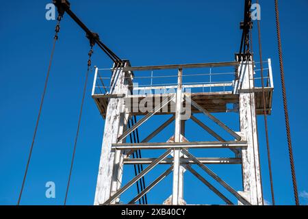 Pont fluvial métallique avec de longues chaînes et câbles en fer. Constructions industrielles et architecture Banque D'Images