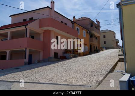 le petit port dans le village de privlaka au nord de la ville de zadar sur la côte dalmate sur la mer adriatique Banque D'Images