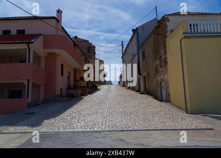 le petit port dans le village de privlaka au nord de la ville de zadar sur la côte dalmate sur la mer adriatique Banque D'Images