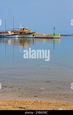 le petit port dans le village de privlaka au nord de la ville de zadar sur la côte dalmate sur la mer adriatique Banque D'Images