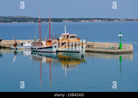 le petit port dans le village de privlaka au nord de la ville de zadar sur la côte dalmate sur la mer adriatique Banque D'Images