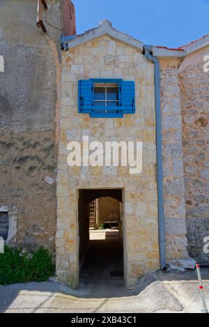 le petit port dans le village de privlaka au nord de la ville de zadar sur la côte dalmate sur la mer adriatique Banque D'Images