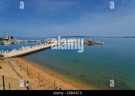 le petit port dans le village de privlaka au nord de la ville de zadar sur la côte dalmate sur la mer adriatique Banque D'Images