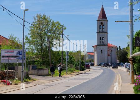 le petit port dans le village de privlaka au nord de la ville de zadar sur la côte dalmate sur la mer adriatique Banque D'Images