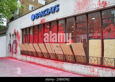 Londres, Royaume-Uni. 10 juin 2024. Barclays Bank à St John's Wood est recouverte de peinture rouge et partiellement encastrée. Des militants du groupe Palestine action ont brisé des fenêtres et pulvérisé de la peinture rouge sur plusieurs succursales de Barclays, exigeant que la banque se désengage du commerce d'armes israélien. Crédit : SOPA images Limited/Alamy Live News Banque D'Images