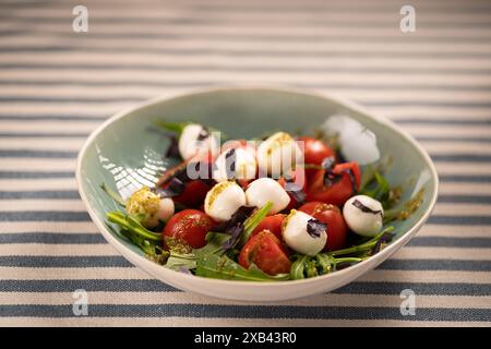 Salade fraîche et savoureuse avec mozzarella, tomates cerises et feuilles de basilic. Copier l'espace Banque D'Images