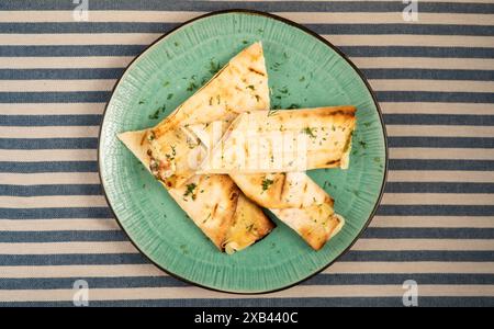 Lavash avec mozzarella ou suluguni sur une assiette, vue de dessus. Plat turc traditionnel. Banque D'Images