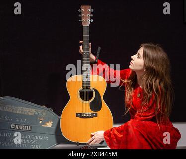 Londres, Angleterre, Royaume-Uni. 10 juin 2024. Un membre du personnel de Bonhams tient la guitare acoustique Martin 1974 000-28 d'Eric Clapton exposée à Bonhams Rock, Pop & film sale à Bonhams Knightsbridge, Londres. (Crédit image : © Thomas Krych/ZUMA Press Wire) USAGE ÉDITORIAL SEULEMENT! Non destiné à UN USAGE commercial ! Crédit : ZUMA Press, Inc/Alamy Live News Banque D'Images