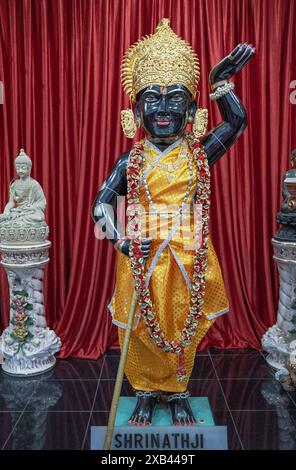 Une statue de la divinité hindoue Shrinathji, une manifestation juvénile du Seigneur Krishna. Au temple Geeta à Corona, Queens, New York. Banque D'Images