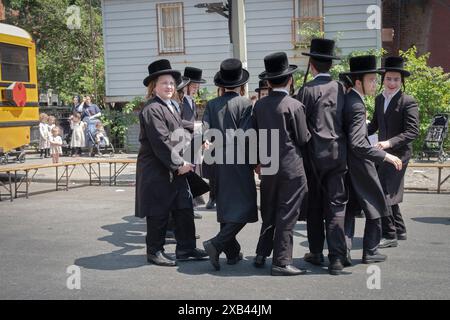 Des garçons vêtus à l'identique dansent pour célébrer la fête du Lag B'Omer. À Williamsburg, Brooklyn, New York, 2024. Banque D'Images