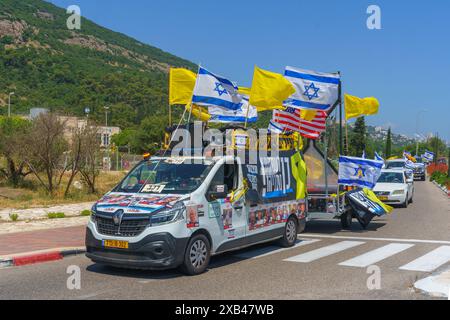 Yagur, Israël - 10 juin 2024 : convoi de 120 véhicules décorés (rassemblement de la liberté), en soutien à 120 otages et à leurs familles, appelant à un otage Banque D'Images