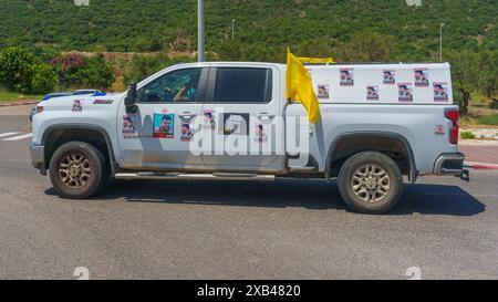 Yagur, Israël - 10 juin 2024 : convoi de 120 véhicules décorés (rassemblement de la liberté), en soutien à 120 otages et à leurs familles, appelant à un otage Banque D'Images