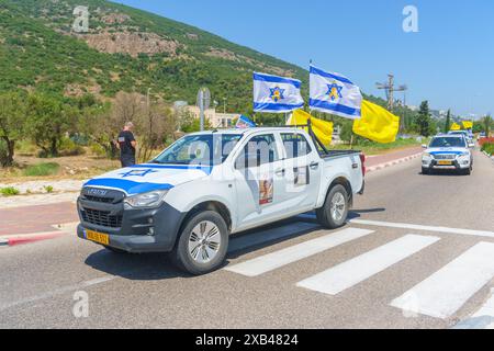 Yagur, Israël - 10 juin 2024 : convoi de 120 véhicules décorés (rassemblement de la liberté), en soutien à 120 otages et à leurs familles, appelant à un otage Banque D'Images