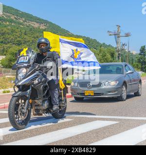 Yagur, Israël - 10 juin 2024 : convoi de 120 véhicules décorés (rassemblement de la liberté), en soutien à 120 otages et à leurs familles, appelant à un otage Banque D'Images