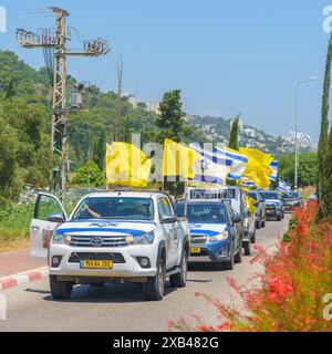 Yagur, Israël - 10 juin 2024 : convoi de 120 véhicules décorés (rassemblement de la liberté), en soutien à 120 otages et à leurs familles, appelant à un otage Banque D'Images