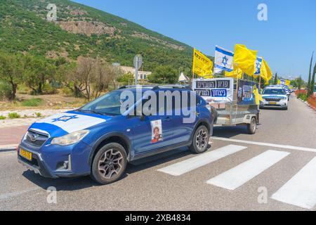 Yagur, Israël - 10 juin 2024 : convoi de 120 véhicules décorés (rassemblement de la liberté), en soutien à 120 otages et à leurs familles, appelant à un otage Banque D'Images