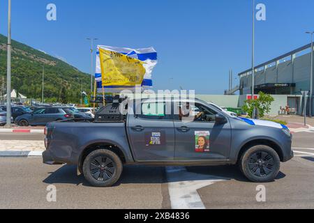 Yagur, Israël - 10 juin 2024 : convoi de 120 véhicules décorés (rassemblement de la liberté), en soutien à 120 otages et à leurs familles, appelant à un otage Banque D'Images