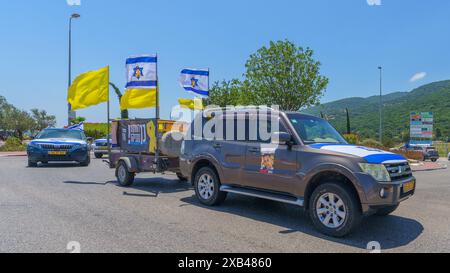 Yagur, Israël - 10 juin 2024 : convoi de 120 véhicules décorés (rassemblement de la liberté), en soutien à 120 otages et à leurs familles, appelant à un otage Banque D'Images