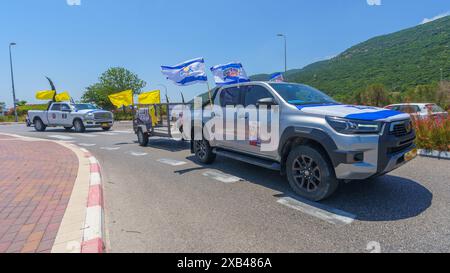 Yagur, Israël - 10 juin 2024 : convoi de 120 véhicules décorés (rassemblement de la liberté), en soutien à 120 otages et à leurs familles, appelant à un otage Banque D'Images