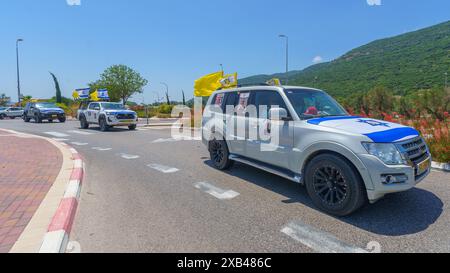 Yagur, Israël - 10 juin 2024 : convoi de 120 véhicules décorés (rassemblement de la liberté), en soutien à 120 otages et à leurs familles, appelant à un otage Banque D'Images