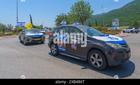 Yagur, Israël - 10 juin 2024 : convoi de 120 véhicules décorés (rassemblement de la liberté), en soutien à 120 otages et à leurs familles, appelant à un otage Banque D'Images