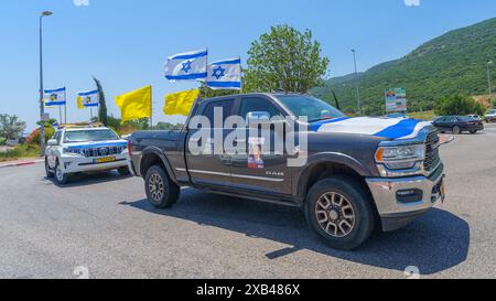 Yagur, Israël - 10 juin 2024 : convoi de 120 véhicules décorés (rassemblement de la liberté), en soutien à 120 otages et à leurs familles, appelant à un otage Banque D'Images