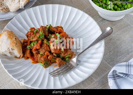 Ragoût de bœuf braisé au vin rouge et sauce tomate Banque D'Images