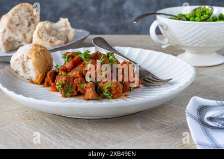 Ragoût de bœuf braisé au vin rouge et sauce tomate Banque D'Images