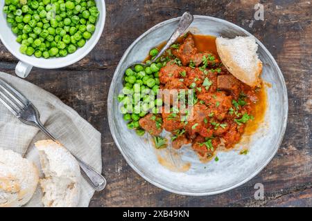 Ragoût de bœuf braisé au vin rouge et sauce tomate Banque D'Images