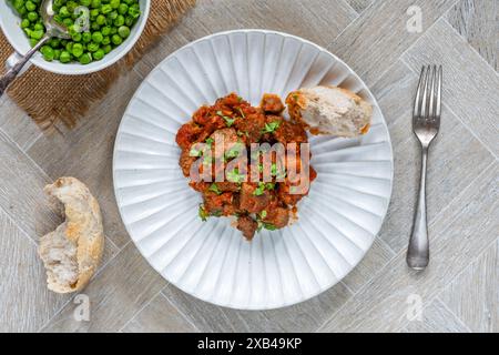 Ragoût de bœuf braisé au vin rouge et sauce tomate Banque D'Images