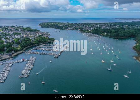 Luftbild Mündung des Fluss Odet in den Atlantik mit links Benodet und rechts Combrit, Departement Finistère Penn Ar Bed, Region Bretagne Breizh, Frankreich *** vue aérienne de l'embouchure de l'Odet dans l'océan Atlantique avec Benodet à gauche et Combrit à droite, Finistère Penn Ar Bed Department, Bretagne Breizh region, France Banque D'Images