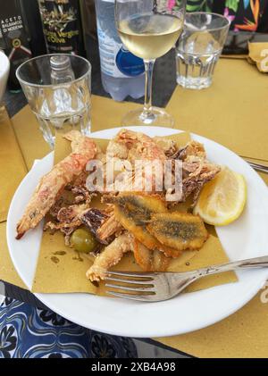 Fruits de mer frits et vin blanc. Un plat traditionnel de Ligurie. Italie et tourisme. Nourriture et vacances. Banque D'Images
