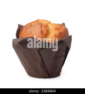 Muffin en papier parchemin brun isolé sur blanc Banque D'Images