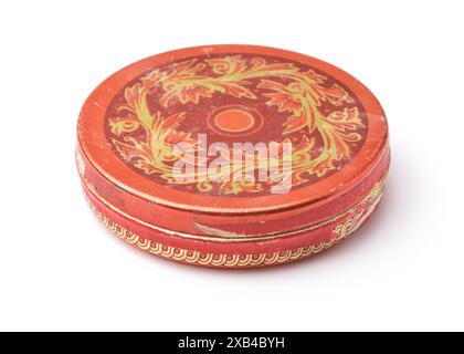 Vieille boîte à bonbons ronde en étain rouge isolée sur blanc Banque D'Images