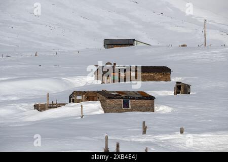 Maisons d'été des gauchos argentins. Communauté mapuche. Banque D'Images