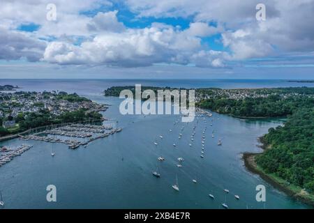 Luftbild Mündung des Fluss Odet in den Atlantik mit links Benodet und rechts Combrit, Departement Finistère Penn Ar Bed, Region Bretagne Breizh, Frankreich *** vue aérienne de l'embouchure de l'Odet dans l'océan Atlantique avec Benodet à gauche et Combrit à droite, Finistère Penn Ar Bed Department, Bretagne Breizh region, France Banque D'Images