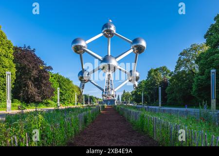 Vue générale de l'Atomium, un bâtiment moderniste emblématique situé à Bruxelles, en Belgique Banque D'Images
