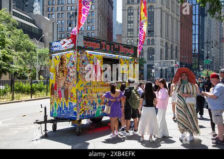 Le fournisseur de crème glacée offre des services aux touiristes le long de Park Row b y City Hall Park, un arrêt touristique populaire dans le centre-ville de Manhattan, New York. Banque D'Images