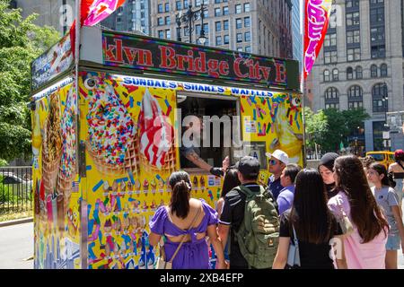 Le fournisseur de crème glacée offre des services aux touiristes le long de Park Row b y City Hall Park, un arrêt touristique populaire dans le centre-ville de Manhattan, New York. Banque D'Images