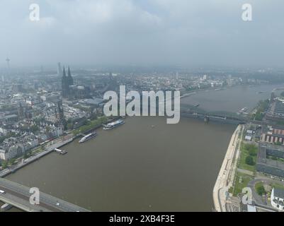 Le Hohenzollernbrucke est un pont ferroviaire dans la ville allemande de Cologne sur le Rhin et la cathédrale de cologne. Vue sur la ville. Banque D'Images