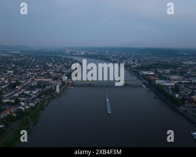 Le pont Kennedy est au milieu des trois ponts rhénans de Bonn et relie les centres de Bonn et de Beuel. Infrastructure urbaine. Banque D'Images