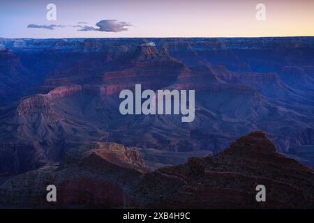 Vue avant l'aube sur le Grand Canyon depuis Mather point Banque D'Images