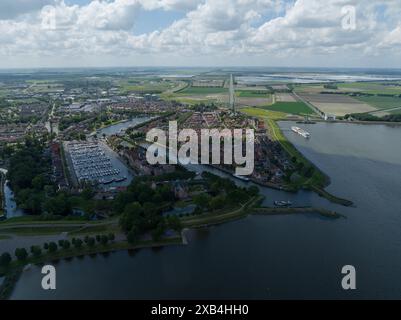 Medemblik, pays-Bas. Entrée du port et vue d'ensemble aérienne de la ville. Banque D'Images