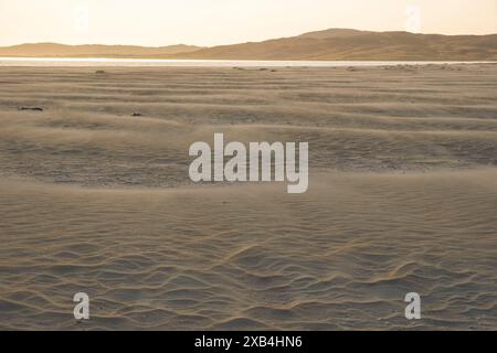 Souffler du sable par une journée venteuse à Luskentyre Beach sur la côte ouest de l'île de Harris. Banque D'Images