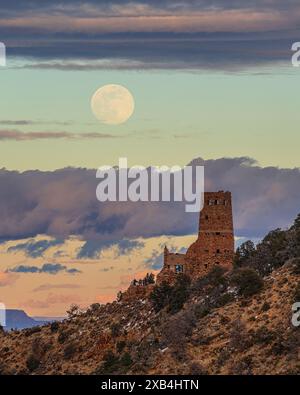 Lune d'hiver se levant au-dessus de la tour de guet Desert View dans le parc national du Grand Canyon, Arizona Banque D'Images