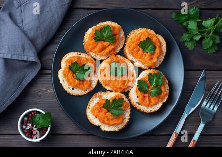 Sandwichs avec pain courgettes caviar tomates oignons. Plats végétariens faits maison. Fond en bois de légumes cuits en conserve Banque D'Images