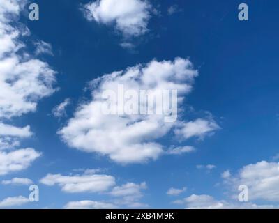 Nuages Cirrocumulus amas de nuages devant le ciel bleu, international Banque D'Images
