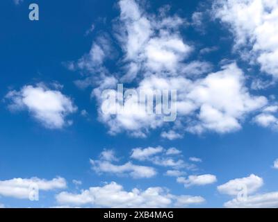 Nuages Cirrocumulus amas de nuages de différentes tailles devant le ciel bleu, international Banque D'Images