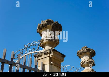 Stadion Castle Boennigheim, détail, extrémité du mur, élément décoratif sur le mur, clôture, sculpture en pierre en forme de vase, relief, visage, bâtiment, architecture Banque D'Images